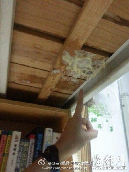 果汁爆炸后飞溅到床板上(网友供图)