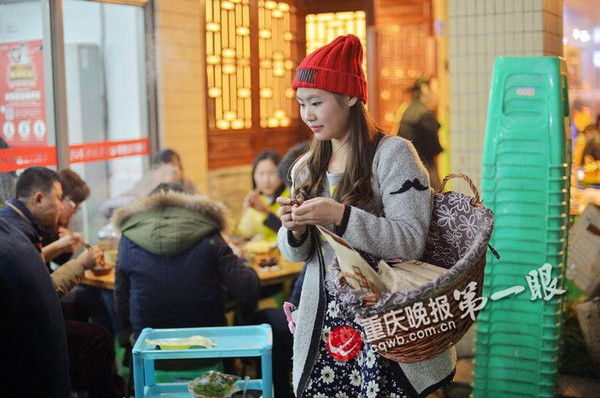 板栗妹妹成为好吃街的一道风景。4