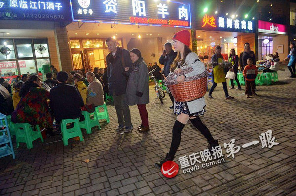 板栗妹妹成为好吃街的一道风景。3