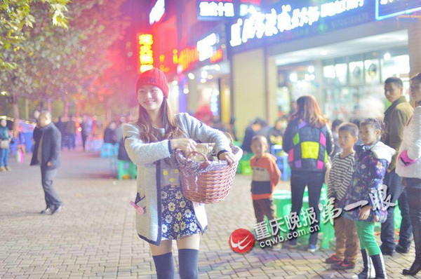 板栗妹妹成为好吃街的一道风景。2