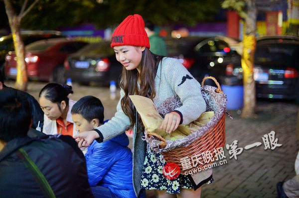 板栗妹妹成为好吃街的一道风景。