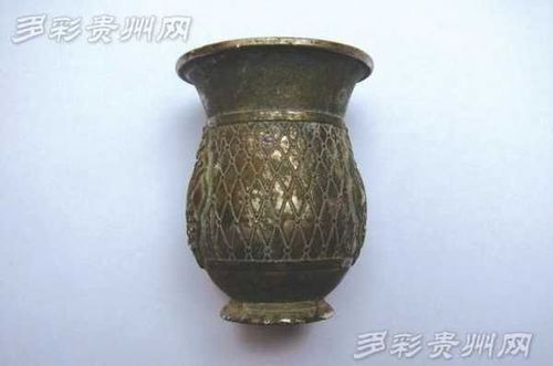 酒杯两侧铸有“耳环花”图案。