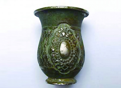 女孩玩泥巴“撬”出青铜杯1