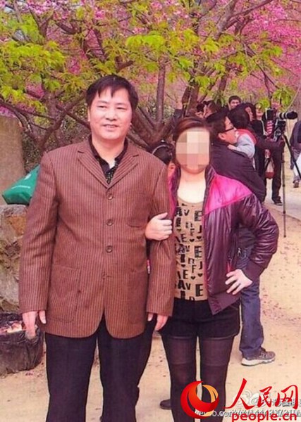 图为爆料人谢女士在其微博上传的与曾飞的合影