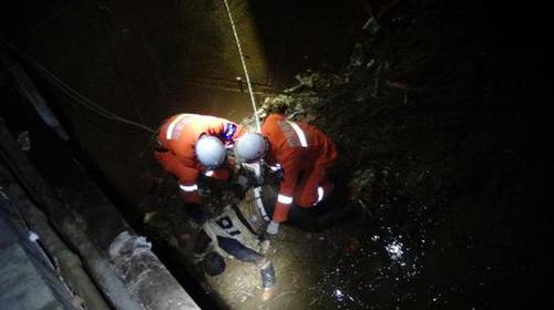 救援人员找到溺水男子遗体。