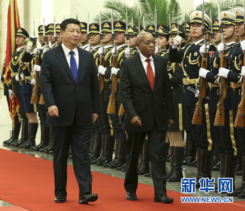 12月4日，国家主席习近平在北京人民大会堂同南非总统祖马举行会谈。这是会谈前，习近平为祖马举行欢迎仪式。 新华社记者庞兴雷摄