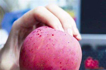 女士热水洗苹果后渗出“血滴”3