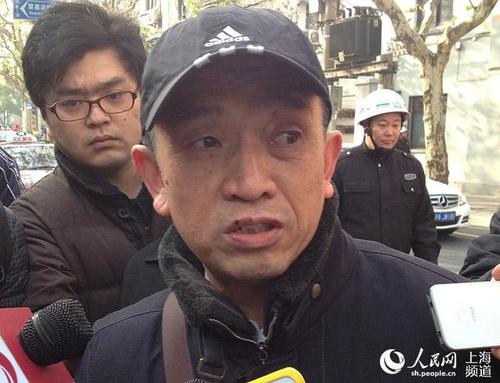 黄洋父亲在回答记者问题时，表示“相信法律”。