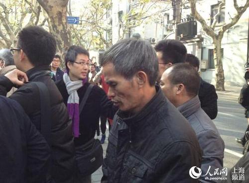 林森浩父亲面对记者采访保持沉默。