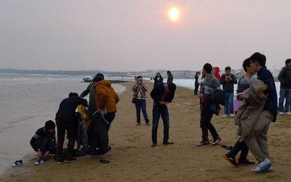 秦皇岛18名大学生手挽手海中救人6 - 副本