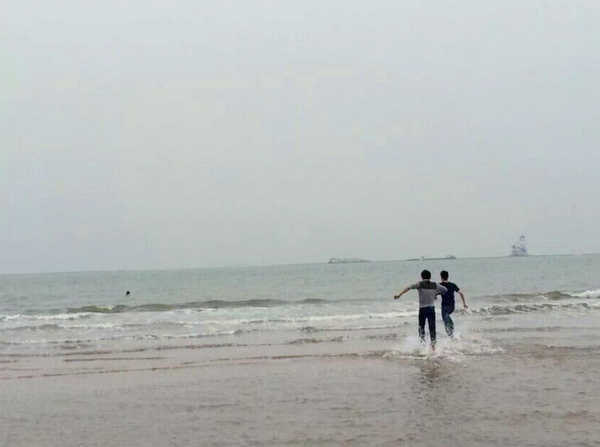 秦皇岛18名大学生手挽手海中救人4