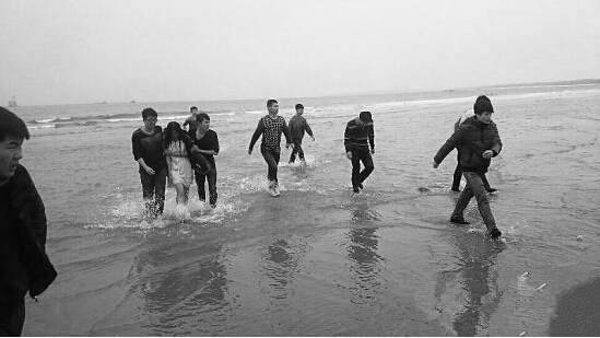 秦皇岛18名大学生手挽手海中救人7 - 副本