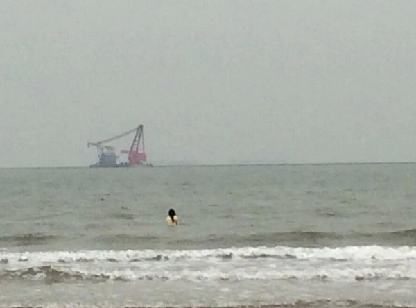 秦皇岛18名大学生手挽手海中救人3