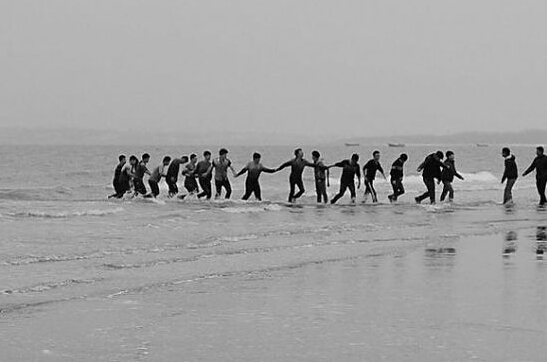 秦皇岛18名大学生手挽手海中救人8 - 副本