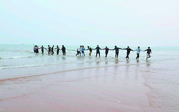 秦皇岛18名大学生手挽手海中救人2
