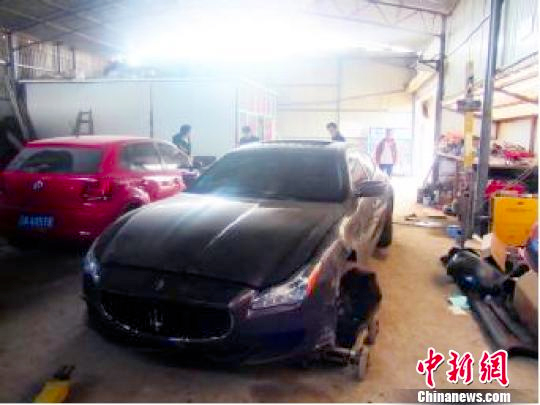 玛莎拉蒂撞断价值32万紫薇逃逸2