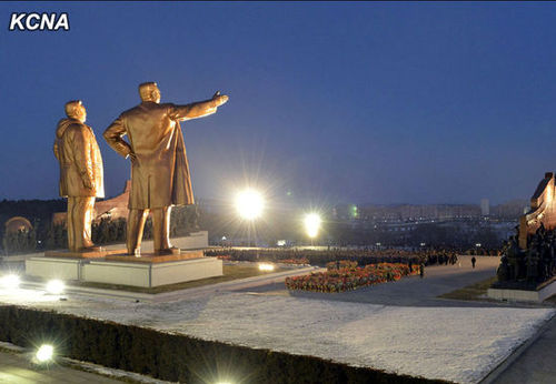 17日凌晨，朝鲜民众前往平壤万寿台悼念金正日。2