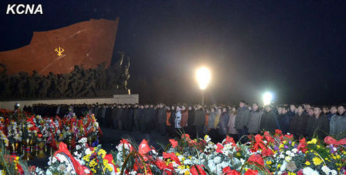 17日凌晨，朝鲜民众前往平壤万寿台悼念金正日。3