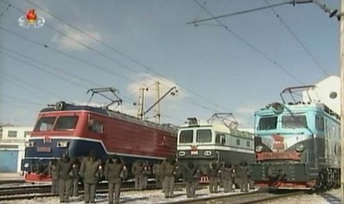 17日中午，朝鲜全国民众默哀三分钟。