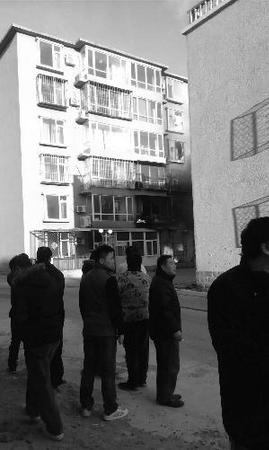 　小图：2楼被殃及，窗户掉下?！　〈笸迹郝ツ谧』艿皆褐校辜惫弁?。