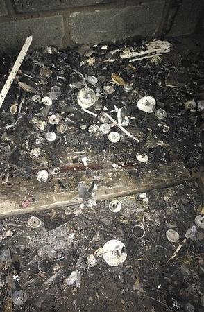 爆炸现场散落着很多直径约5厘米的银色金属圆盖，圆盖上衔接着线状物。