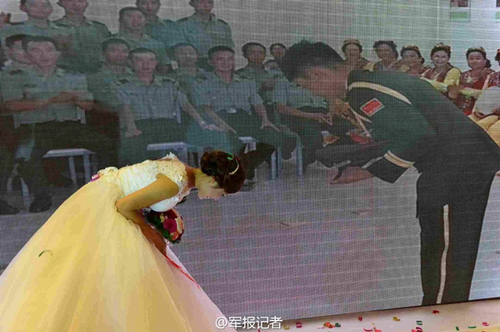 边防军人通过视频办婚礼