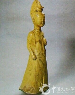 黄釉陶刀髻女俑，唐代，高39厘米，1931年河南省洛阳出土。   