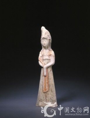 陶彩绘女俑，唐，高30.5cm，宽8.5cm。