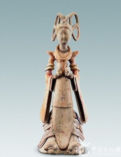 唐，彩绘双环望仙髻女舞俑