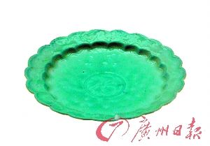 景德镇窑青白釉印花葵口碟。