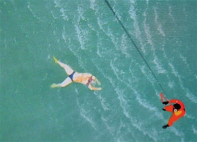 30日，印尼庞卡兰布翁附近海域，搜救人员发现一具未着救生衣的乘客遗体。