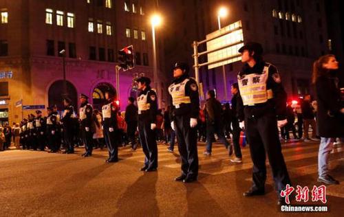 2015年1月1日晚，上海警方加强外滩安保工作。2014年12月31日晚23时35分许，上海外滩陈毅广场发生拥挤踩踏事故，截止目前，致36人死亡，47人受伤。汤彦俊 摄