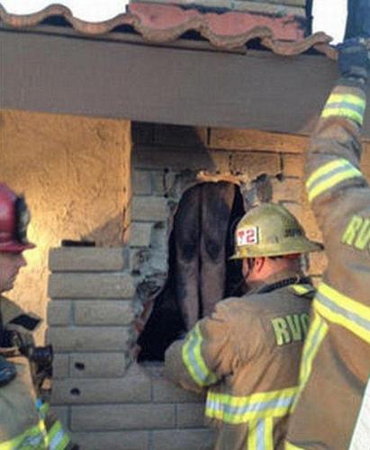 消防员经过2个小时努力，才将这名女子从烟囱中救出来。