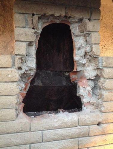 消防员被迫在赫尔南德兹家中的墙壁上凿洞，将裸身女子救出。