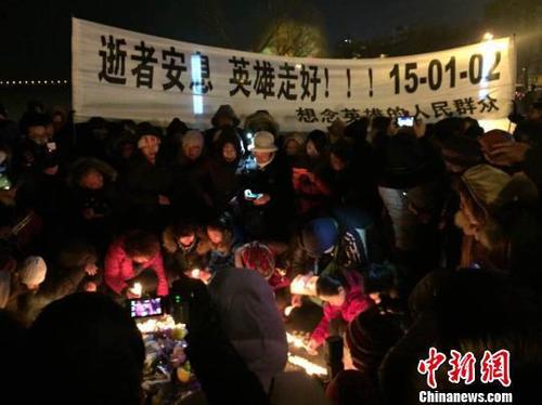 哈尔滨市民自发哀悼牺牲战士 现场高喊：英雄走好 魏来 摄