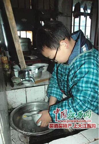 父亲患病后，小熠总是抢着做家务