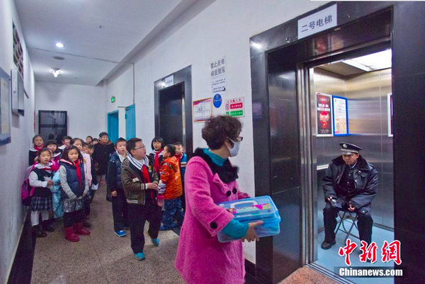 昆明一大厦电梯收费-小学生爬20楼吃饭累到哭4