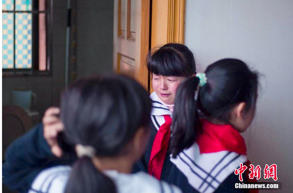 昆明一大厦电梯收费-小学生爬20楼吃饭累到哭3