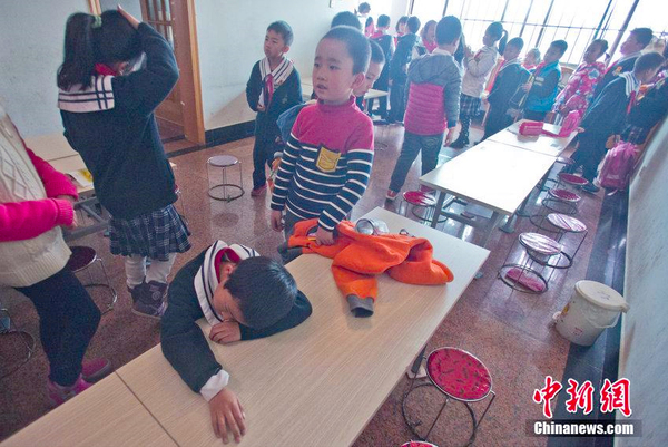 昆明一大厦电梯收费-小学生爬20楼吃饭累到哭2