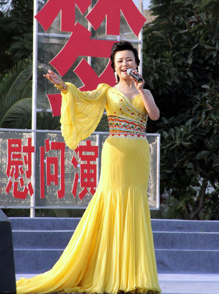 姚林辉为云南基层老百姓激情放歌_副本