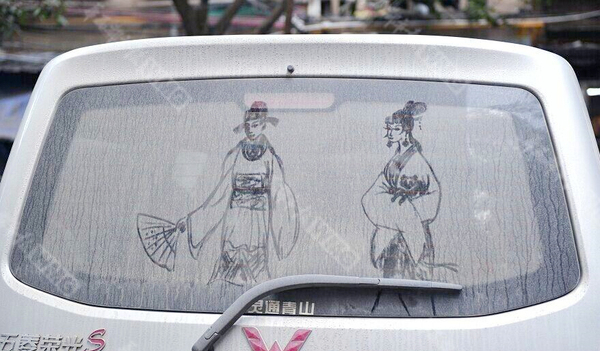 成都退休教师车窗上手绘仕女图走红网络3