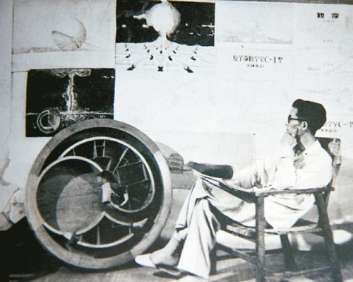 台湾文化大学建筑系第一届系主任卢毓骏家，当年坐在其所设计的草山防空洞模型，思索防爆设计1