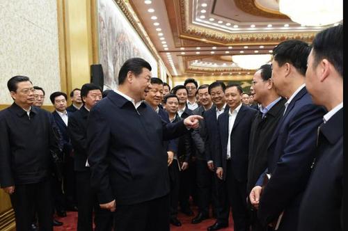 习近平与大家交谈 现场图