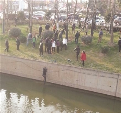 裸女跳河被围观，救人者被无视？