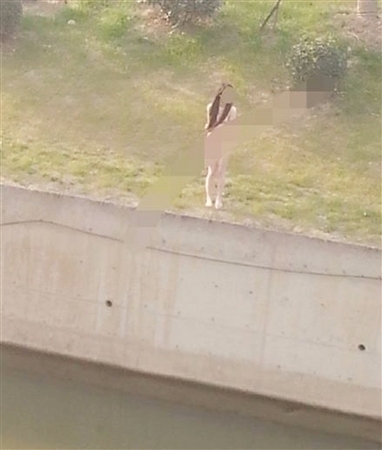 裸女跳河被围观，救人者被无视？
