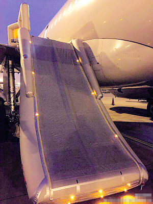 重庆再现飞机安全门被开事件-乘客开门原因不明2