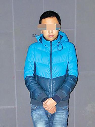 沈某发在社交网站上的照片沈某卸妆后的照片（图由库尔勒市公安局提供）