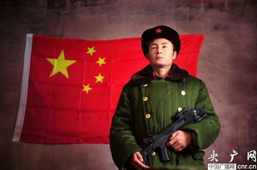 张艺冬整形后拍摄了一组整形后模仿雷锋同志的写真。图片来源：中央广播网