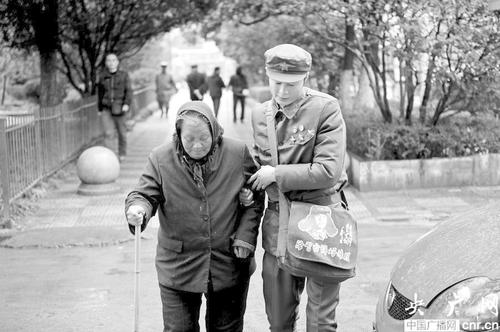 张艺冬整形后拍摄了一组整形后模仿雷锋同志的写真。图片来源：中央广播网2