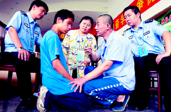 父子吸毒拘留所相遇被关同一间牢房-送被子染上毒瘾2